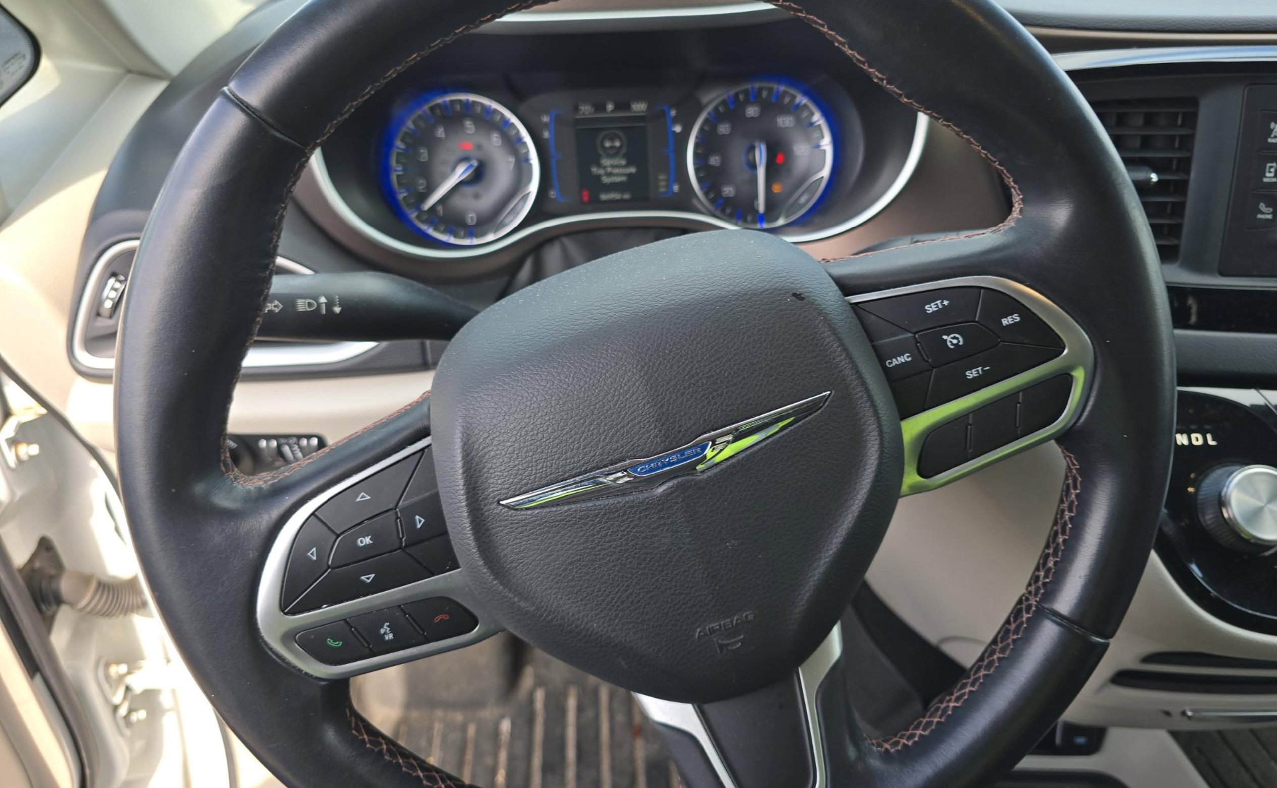 Used 2017 Chrysler Pacifica Touring-L FWD image 5
