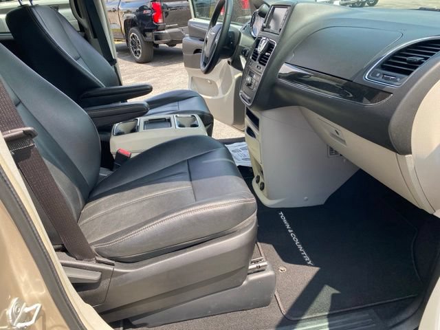 Used 2013 Chrysler Town & Country Touring FWD image 36