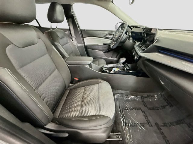 Used 2025 Chevrolet Trax LT w/ LT Convenience Package FWD image 26