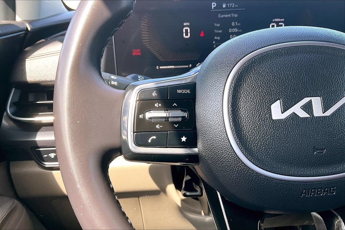 Used 2025 Kia Carnival FWD image 6