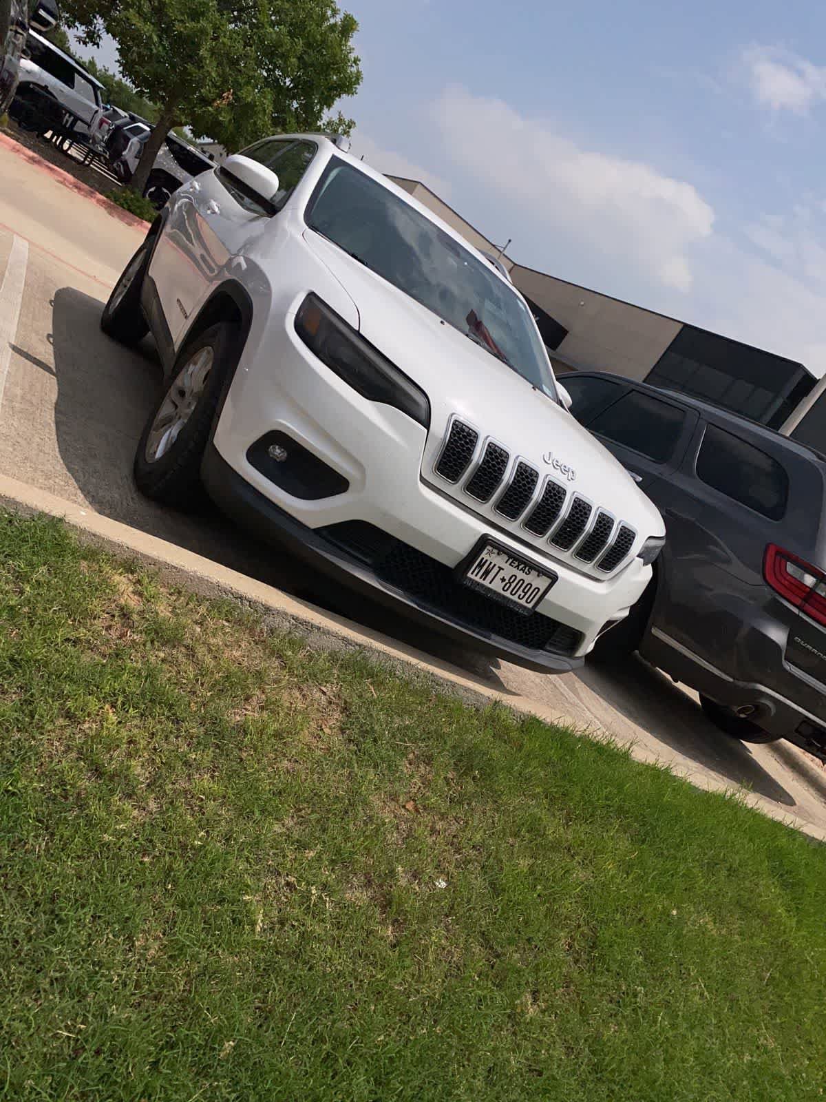 Used 2019 Jeep Cherokee Latitude w/ Popular Appearance Group FWD image 2