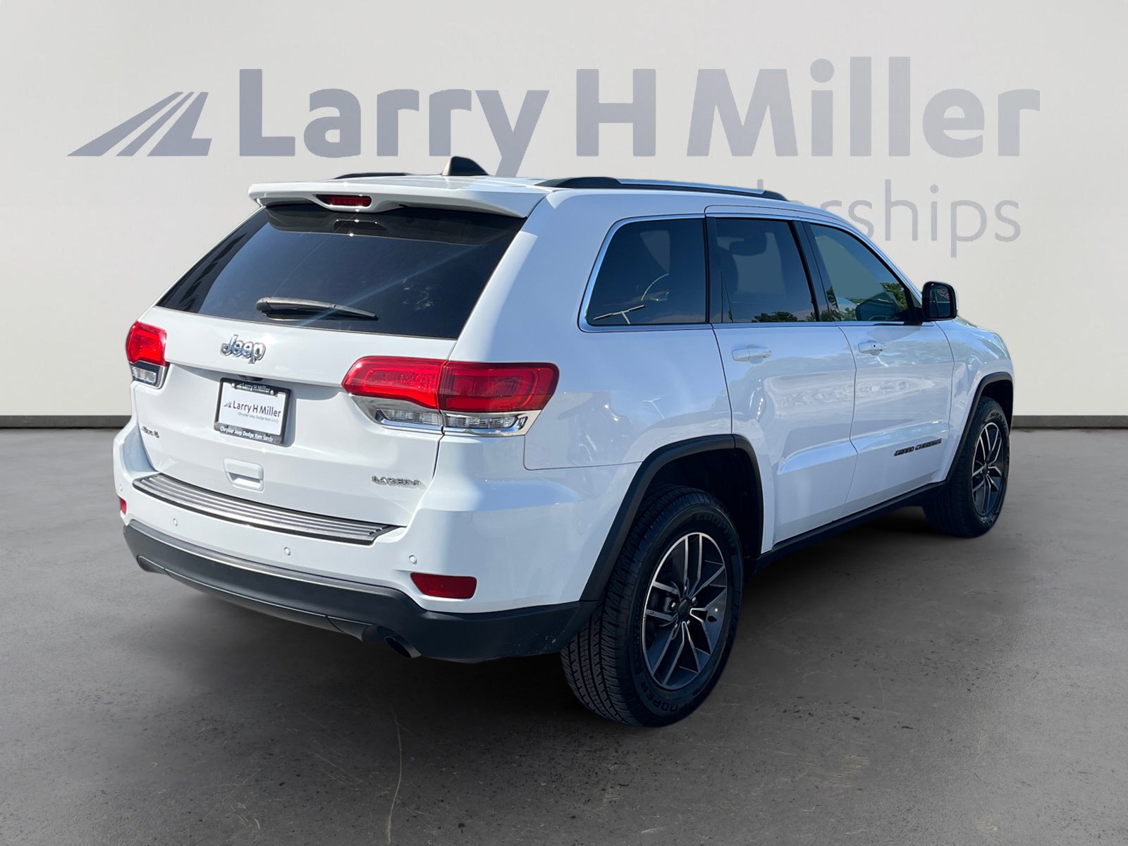 Used 2019 Jeep Grand Cherokee Laredo w/ 18" Wheel & 8.4" Radio Group image 5