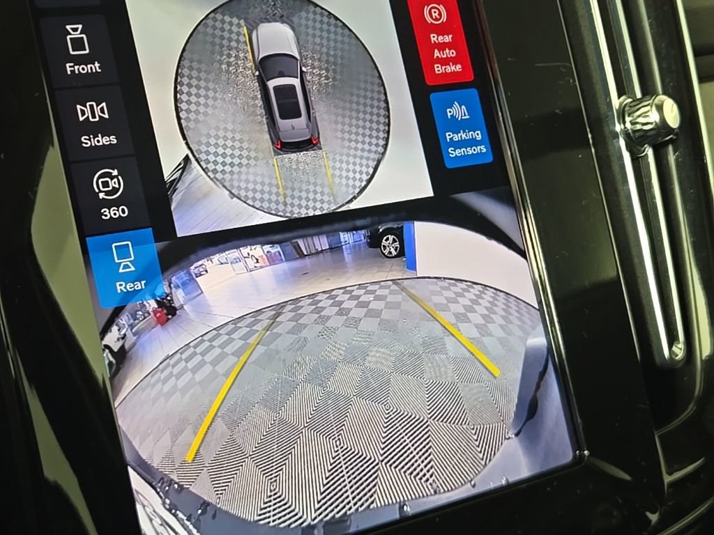 Certified 2024 Volvo XC40 B5 Ultimate w/ Climate Package image 31