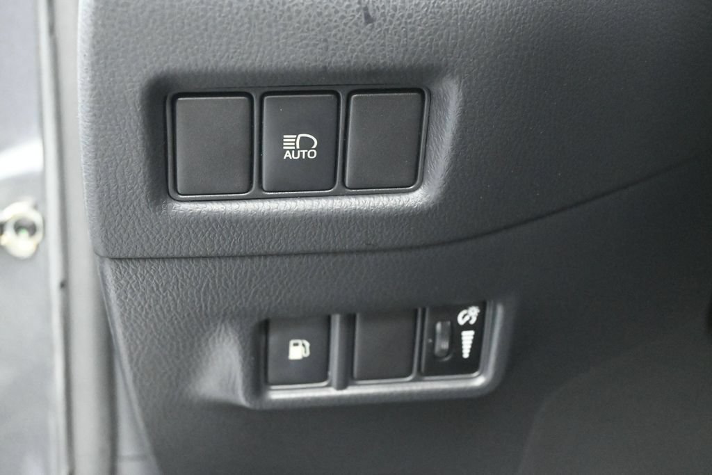 Used 2019 Toyota C-HR XLE FWD image 15