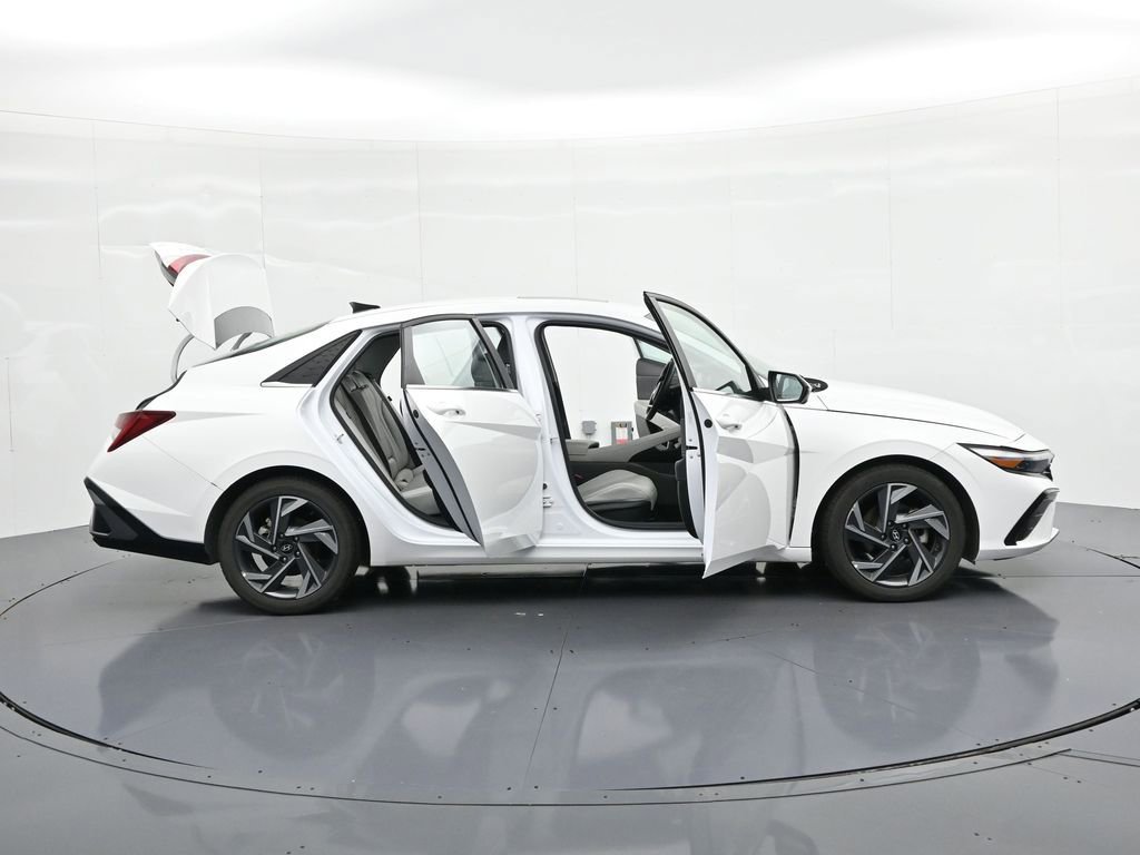 Used 2024 Hyundai Elantra Limited image 31