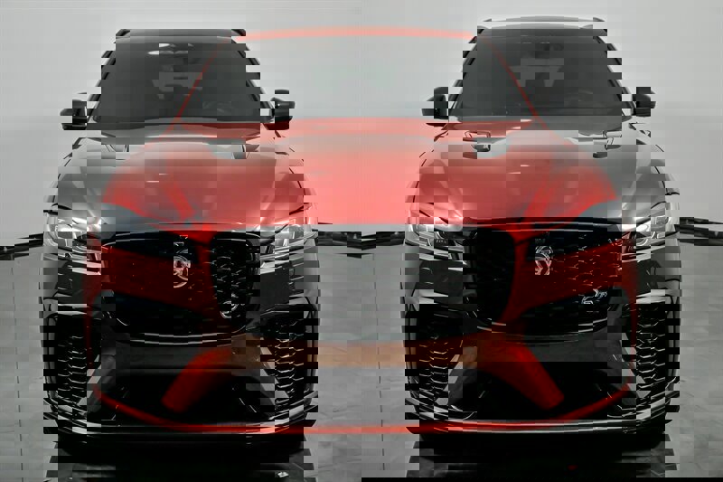 Used 2025 Jaguar F-PACE SVR 575 Edition image 4