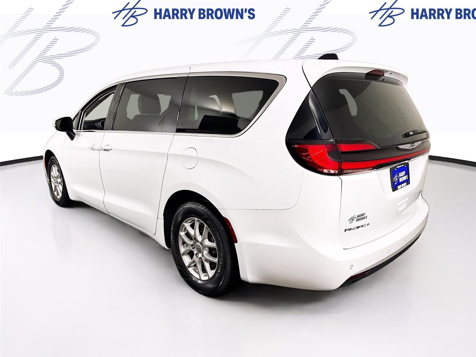 Used 2023 Chrysler Pacifica Touring-L image 29