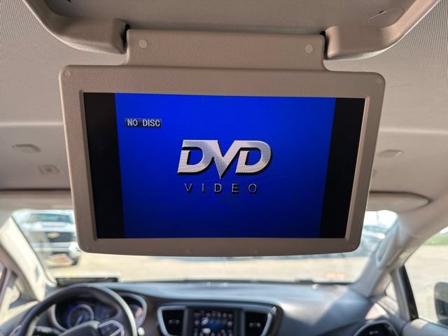 Used 2018 Chrysler Pacifica Touring Plus w/ Tire & Wheel Group FWD image 3