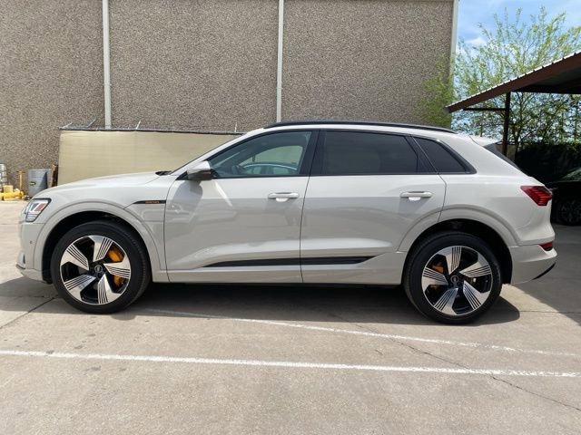 Used 2022 Audi e-tron Premium Plus w/ Premium Plus Package image 2