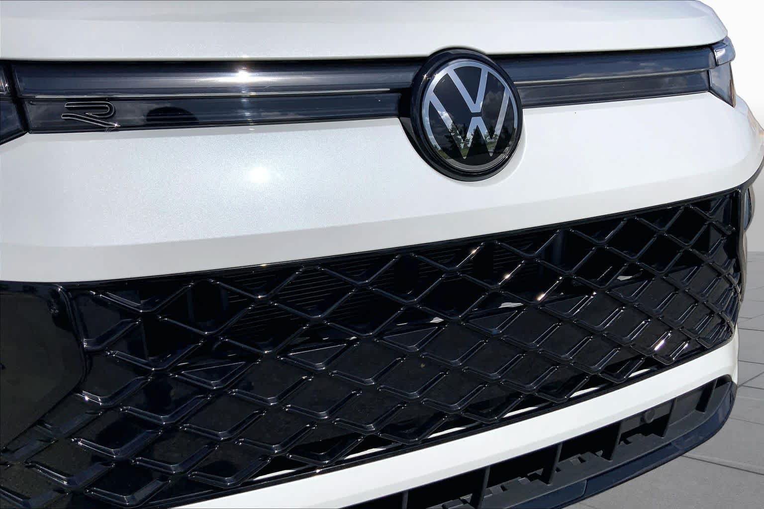 Used 2025 Volkswagen Tiguan SE R-Line AWD/4WD image 29