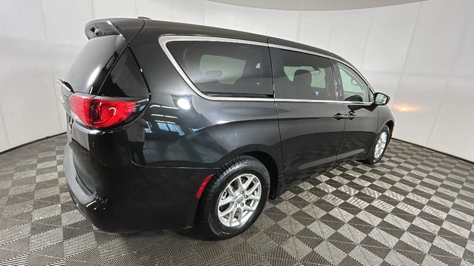 Used 2022 Chrysler Voyager LX FWD image 3