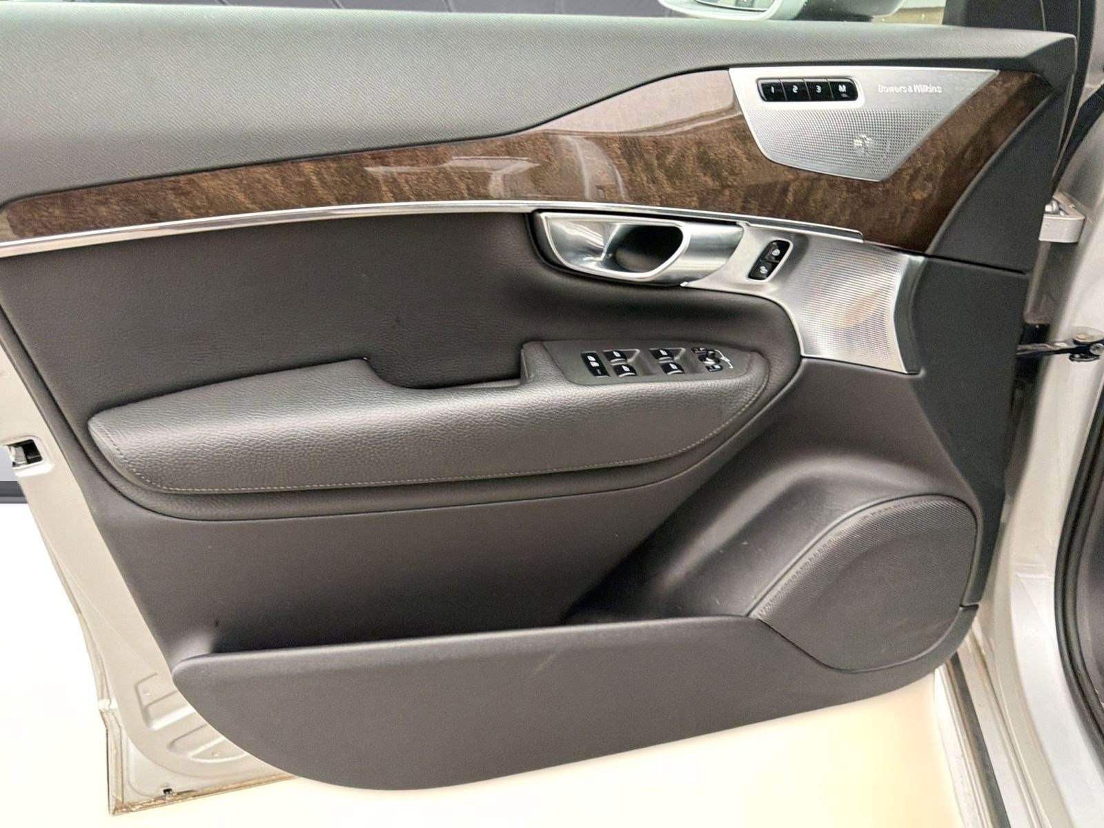 Used 2018 Volvo XC90 T8 Momentum w/ Convenience Package image 19