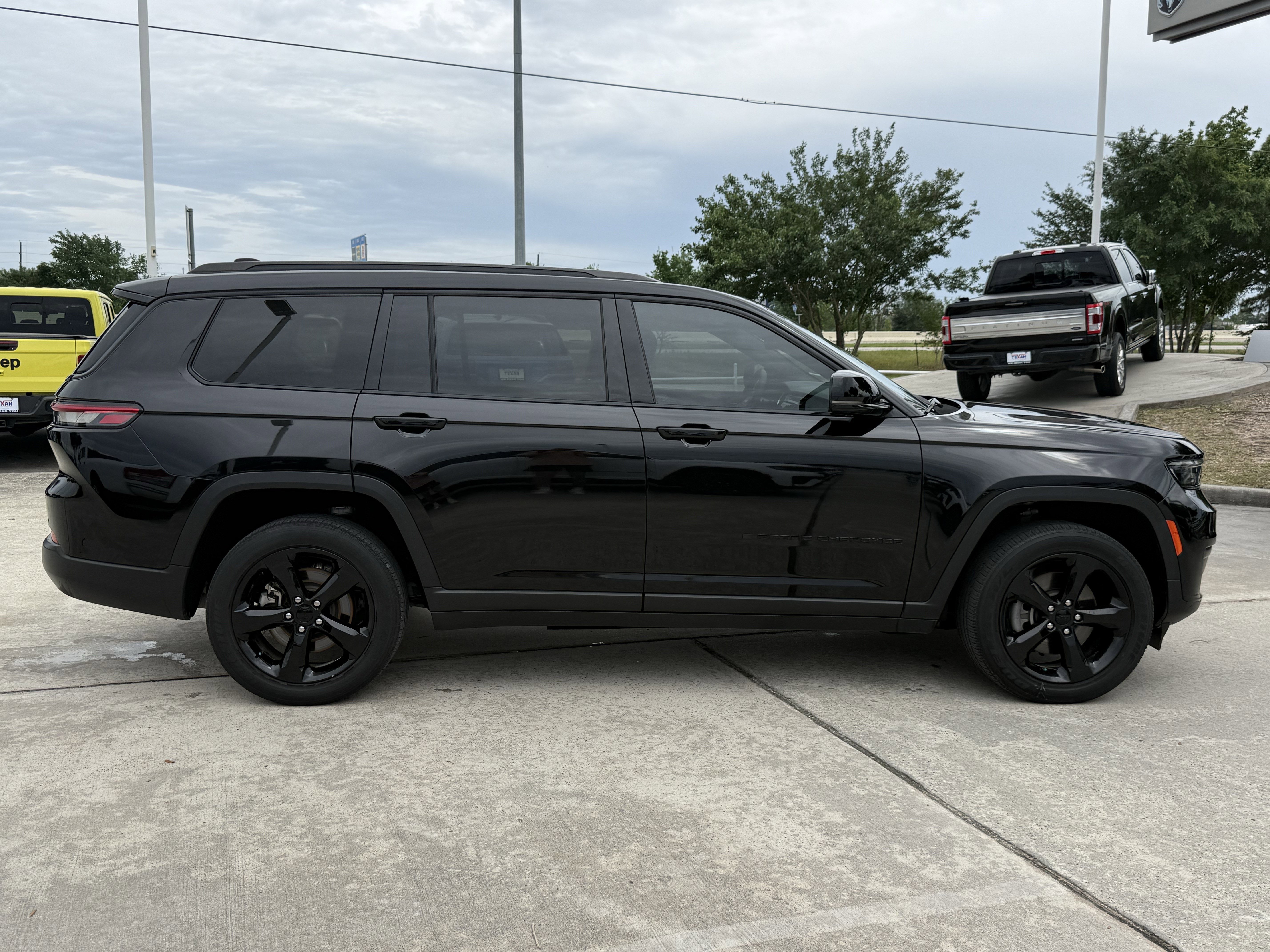 Used 2023 Jeep Grand Cherokee L Laredo image 3