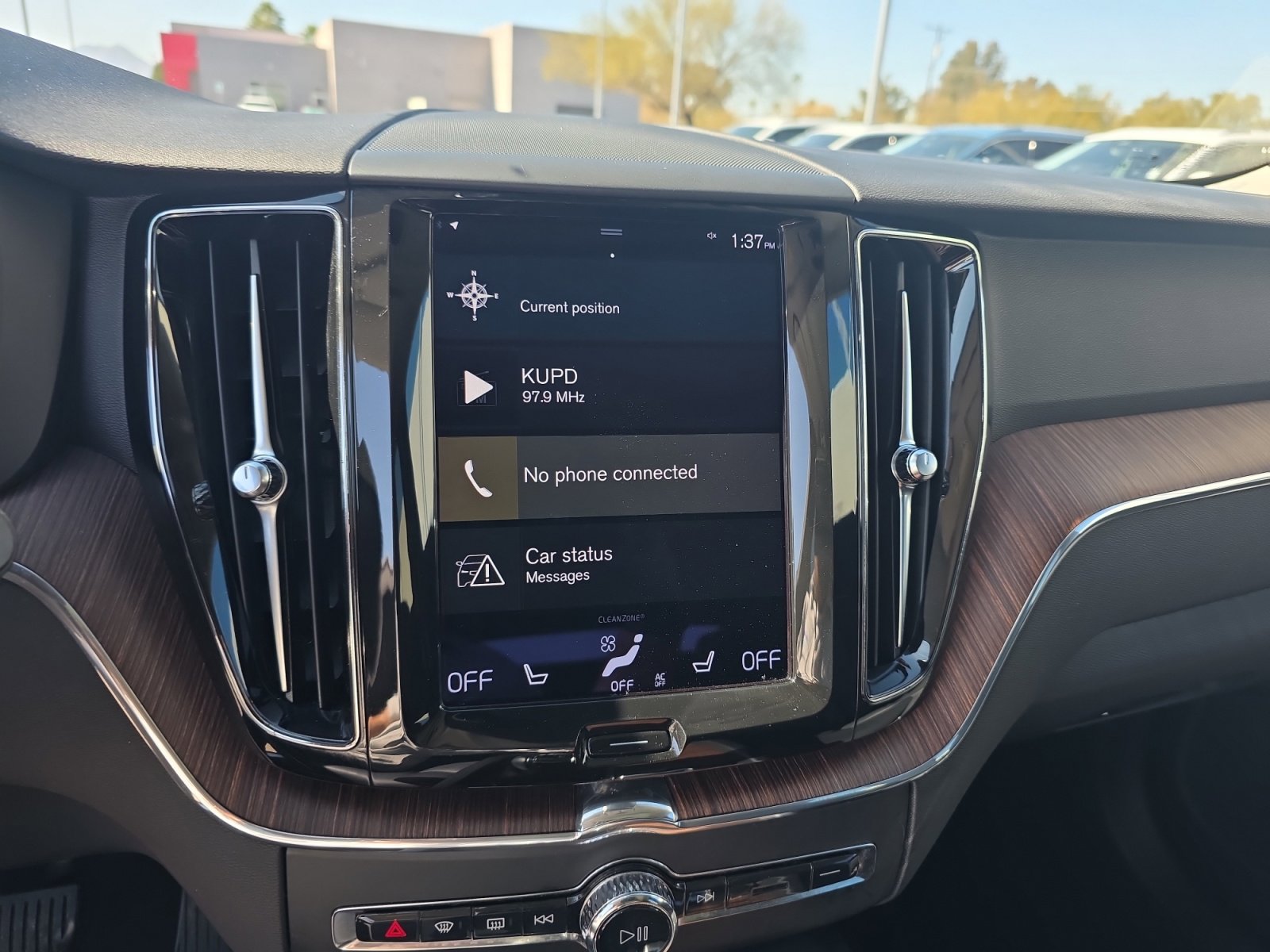 Used 2021 Volvo XC60 T5 Momentum w/ Premium Package image 12