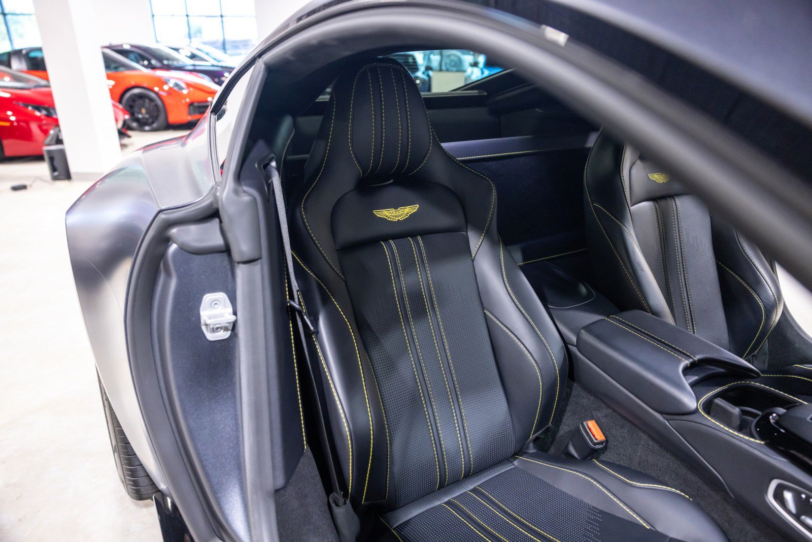 Used 2022 Aston Martin V8 Vantage Coupe RWD image 28