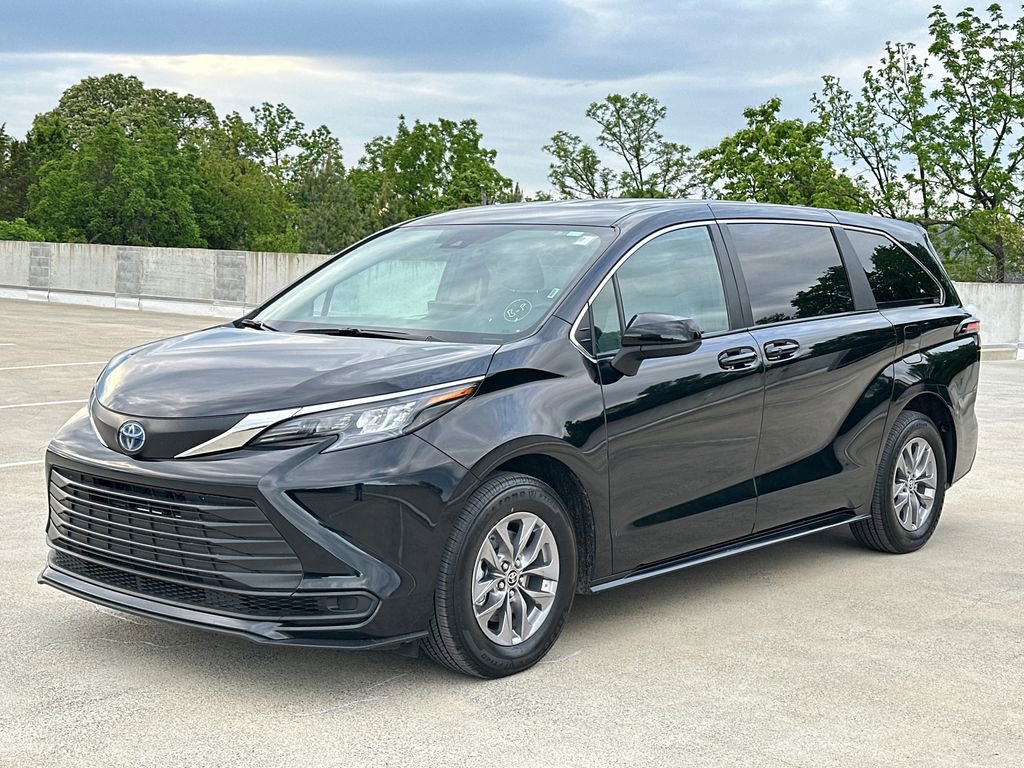 Used 2025 Toyota Sienna LE FWD image 2