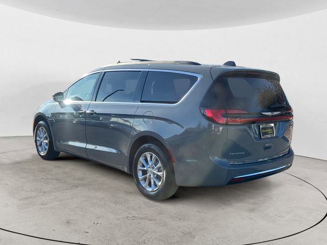 Used 2023 Chrysler Pacifica Touring-L AWD/4WD image 3