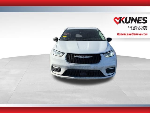 Used 2024 Chrysler Pacifica Touring-L image 10