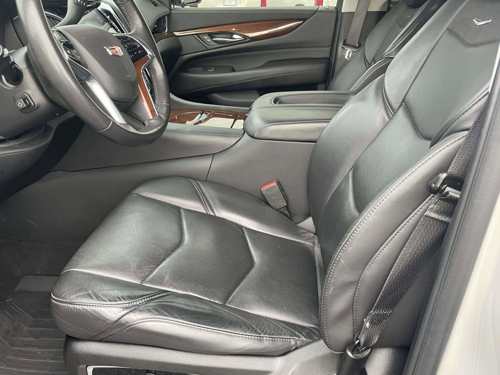 Used 2019 Cadillac Escalade Luxury AWD/4WD image 8