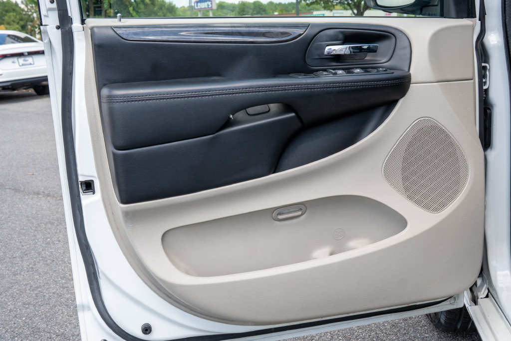 Used 2019 Dodge Grand Caravan SE w/ UConnect Hands-Free Group FWD image 9