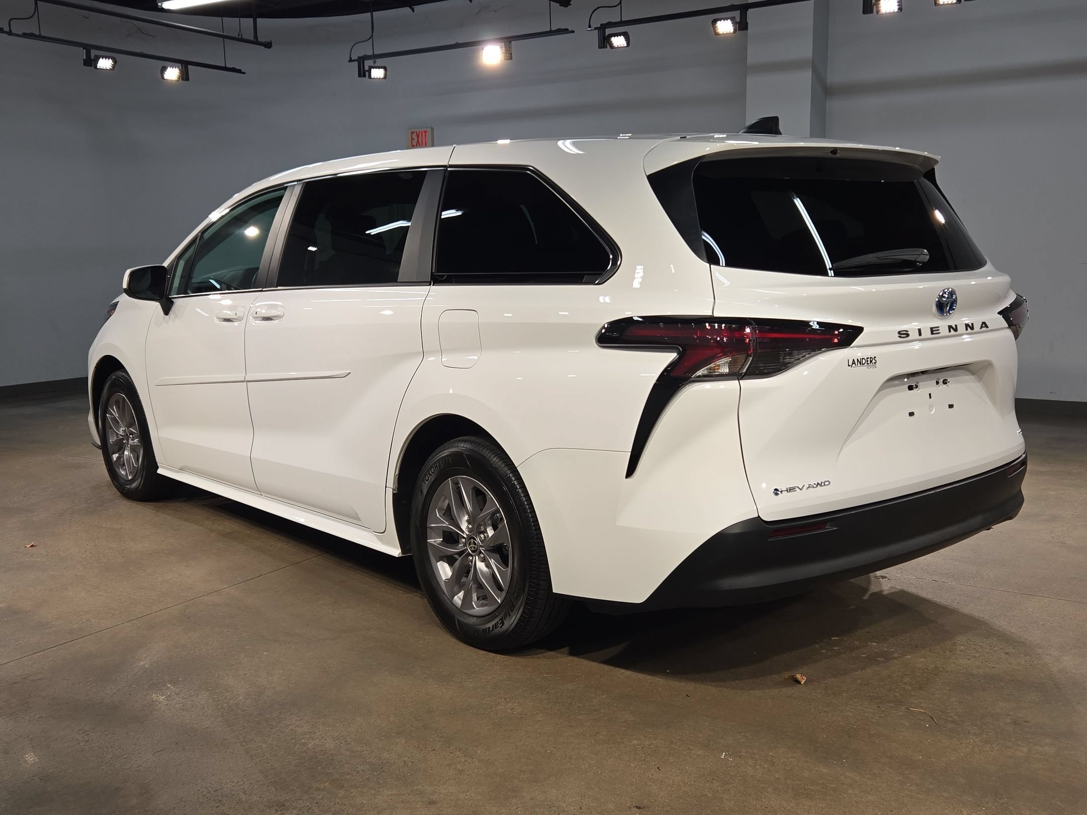 Used 2025 Toyota Sienna LE AWD/4WD image 5