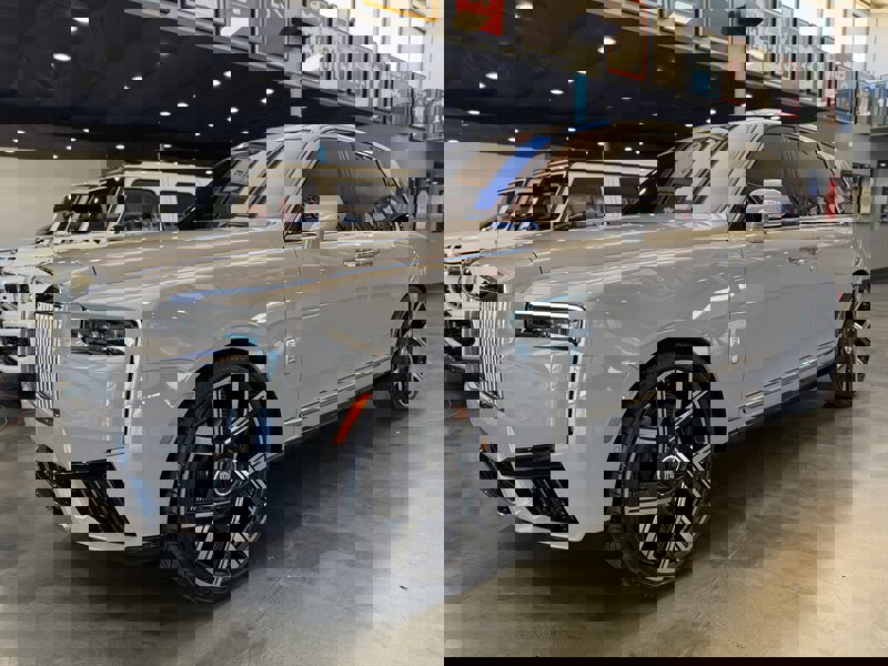 Used 2025 Rolls-Royce Cullinan image 3