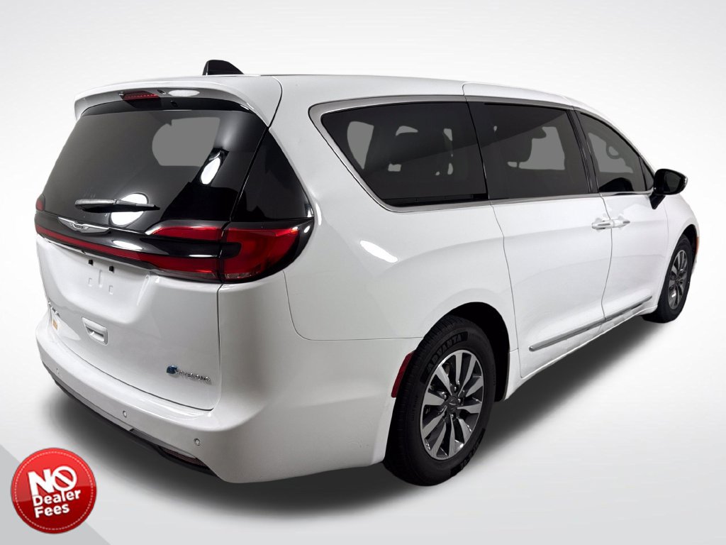 Used 2023 Chrysler Pacifica Limited FWD image 3