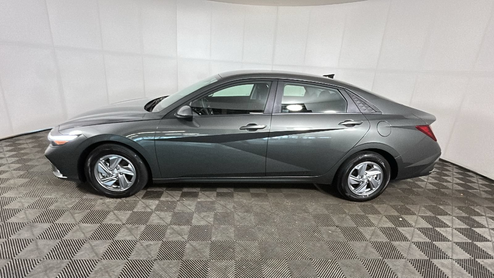 Certified 2024 Hyundai Elantra SE FWD image 7