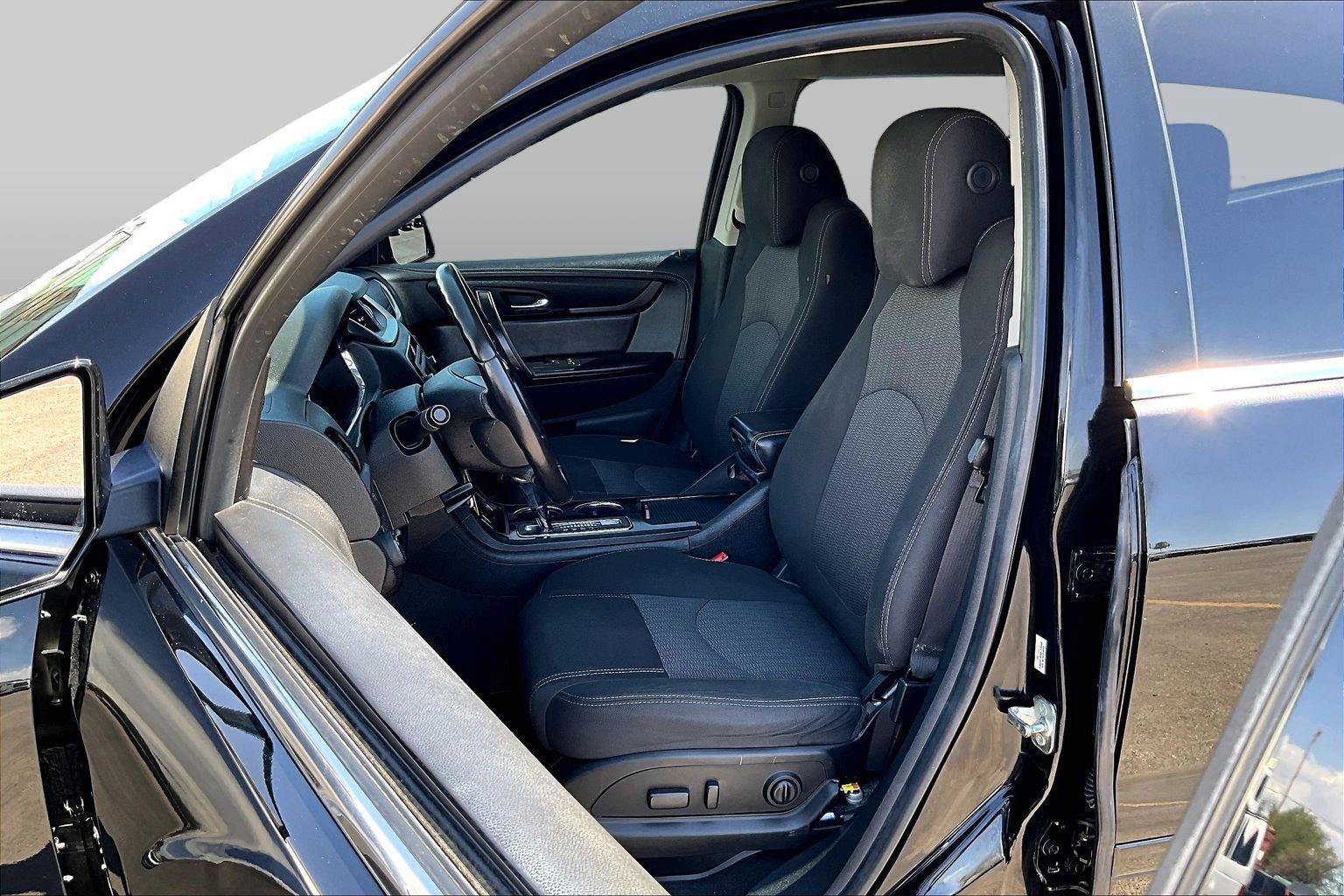 Used 2017 Chevrolet Traverse LT w/ Style and Technology Package FWD image 25