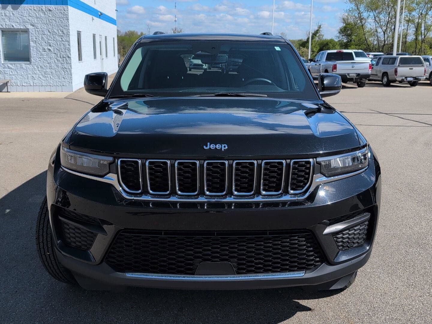 Used 2023 Jeep Grand Cherokee Laredo AWD/4WD image 12