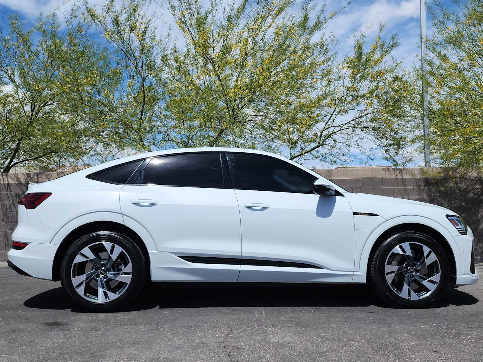 Used 2022 Audi e-tron Premium image 10