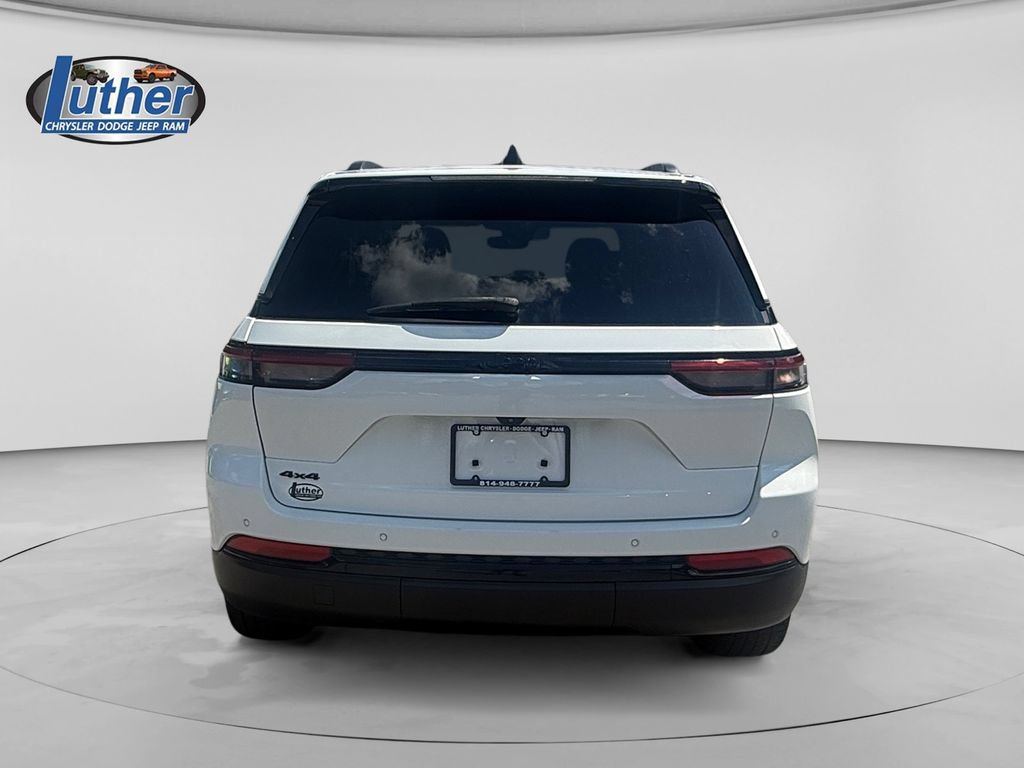 Used 2023 Jeep Grand Cherokee Altitude AWD/4WD image 4