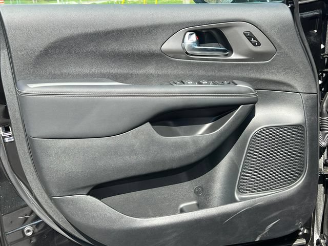 New 2026 Chrysler Pacifica Select FWD image 14
