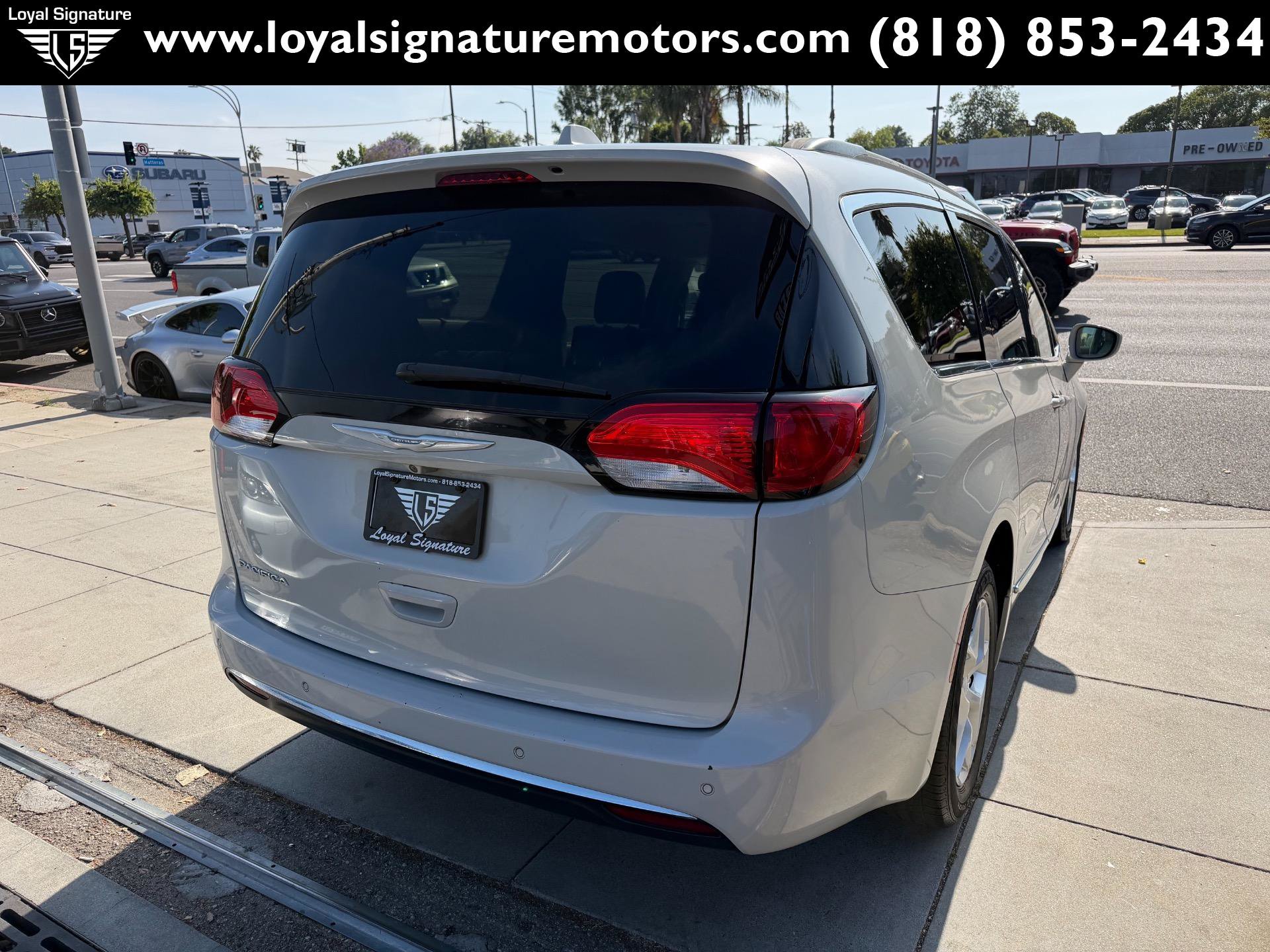 Used 2017 Chrysler Pacifica Touring-L w/ Tire & Wheel Group FWD image 7