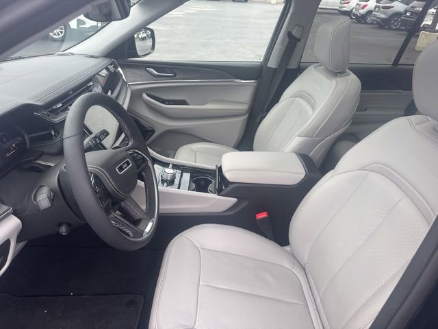 Used 2023 Jeep Grand Cherokee Overland w/ MOPAR Finishing Package AWD/4WD image 10