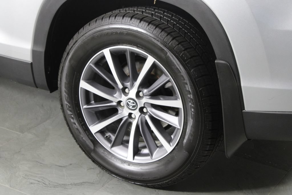 Used 2019 Toyota Highlander XLE AWD/4WD image 14