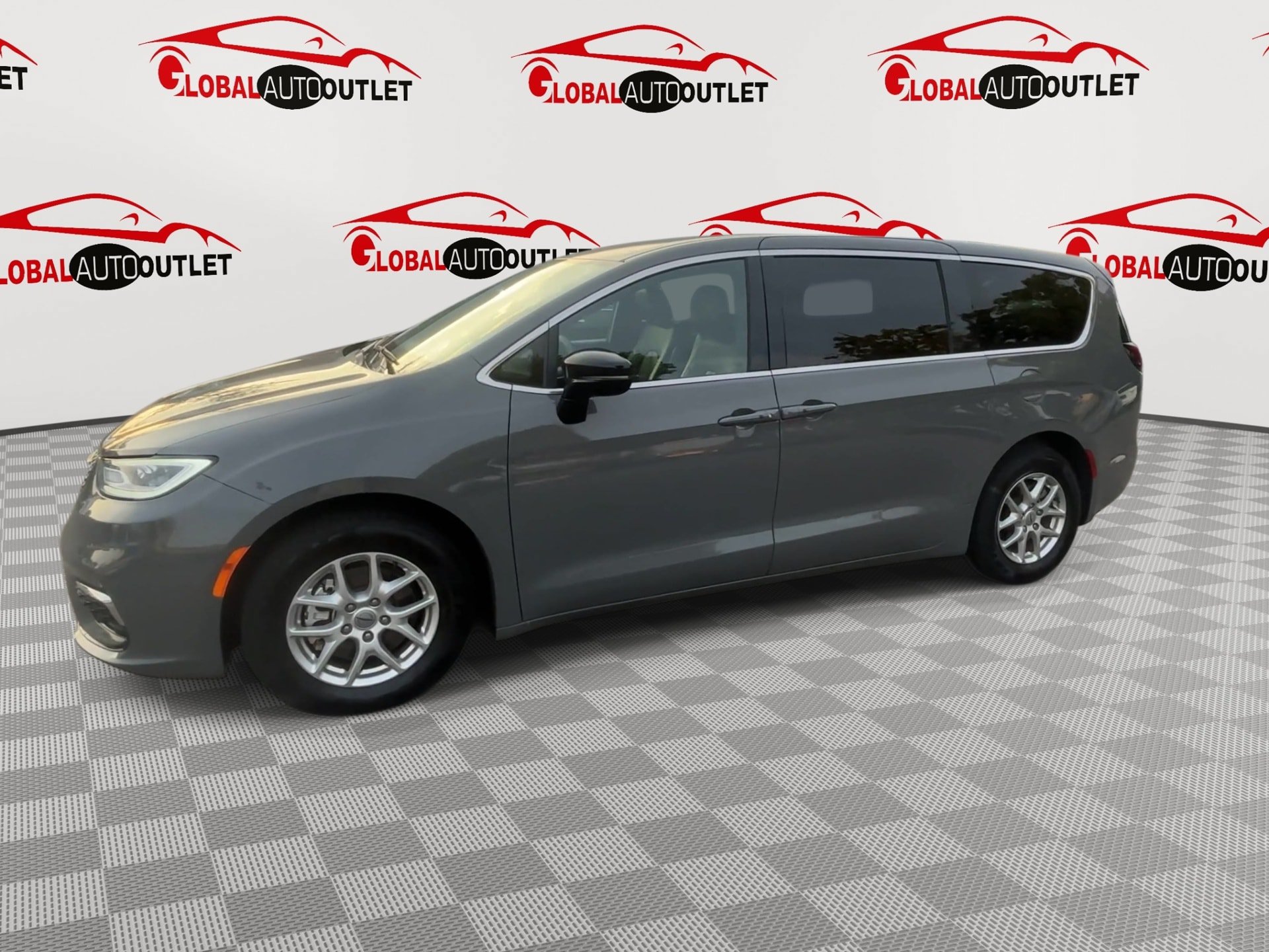 Used 2025 Chrysler Pacifica Select FWD image 5
