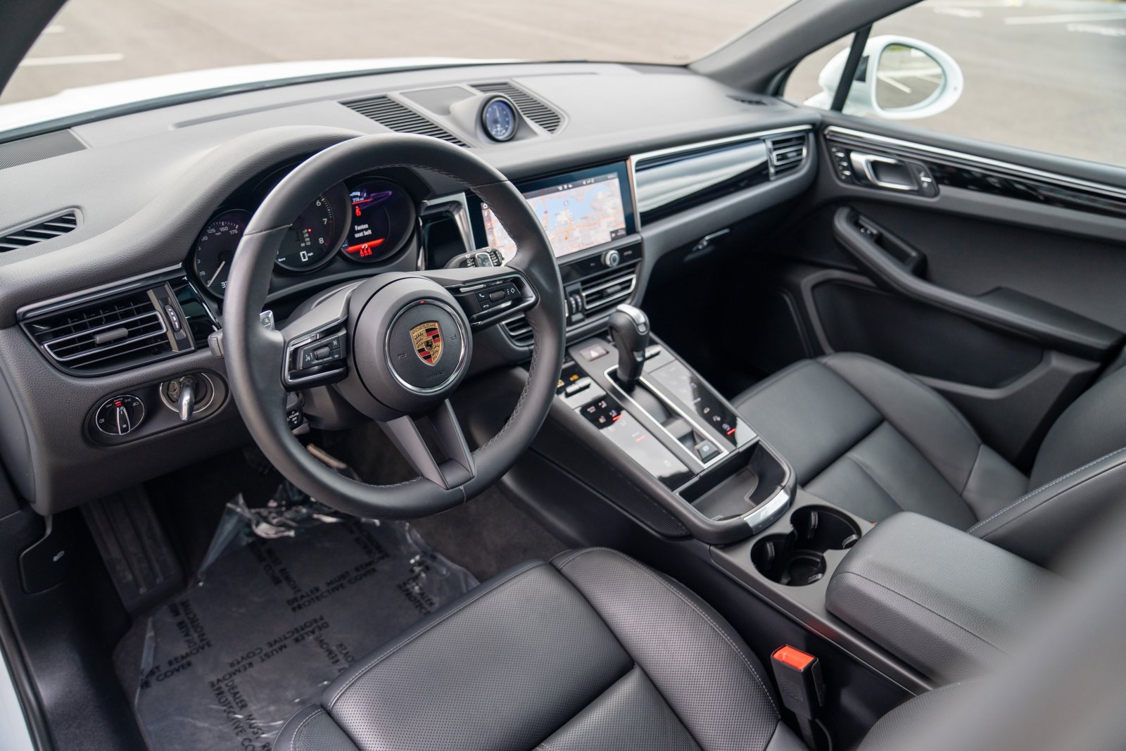 Certified 2023 Porsche Macan Turbo AWD/4WD image 4