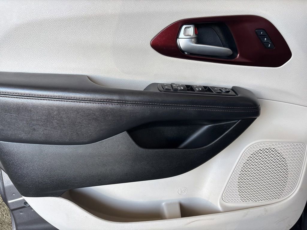 Used 2019 Chrysler Pacifica Limited w/ Advanced Safetytec Group FWD image 11