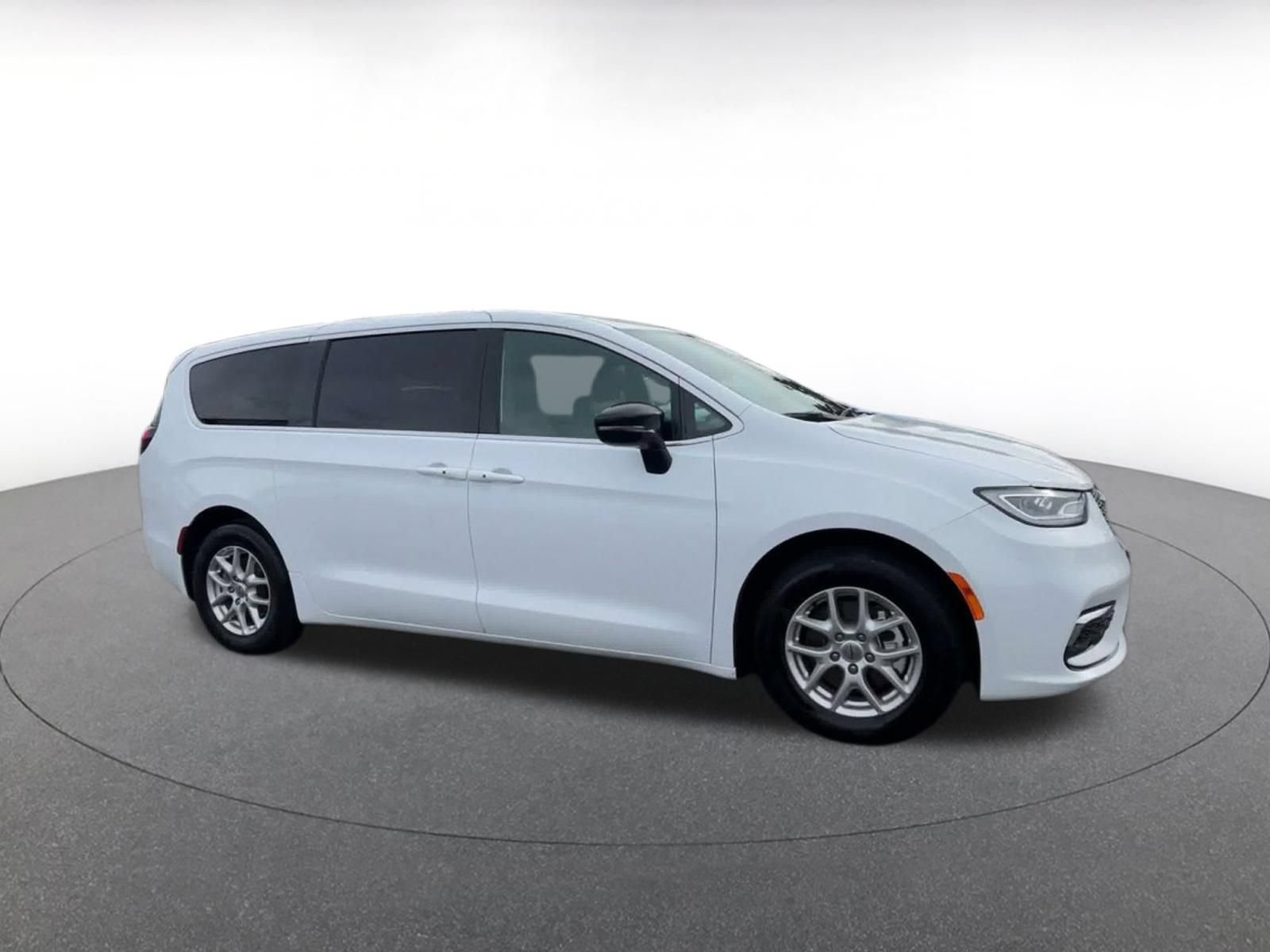 Used 2025 Chrysler Pacifica Select FWD image 2