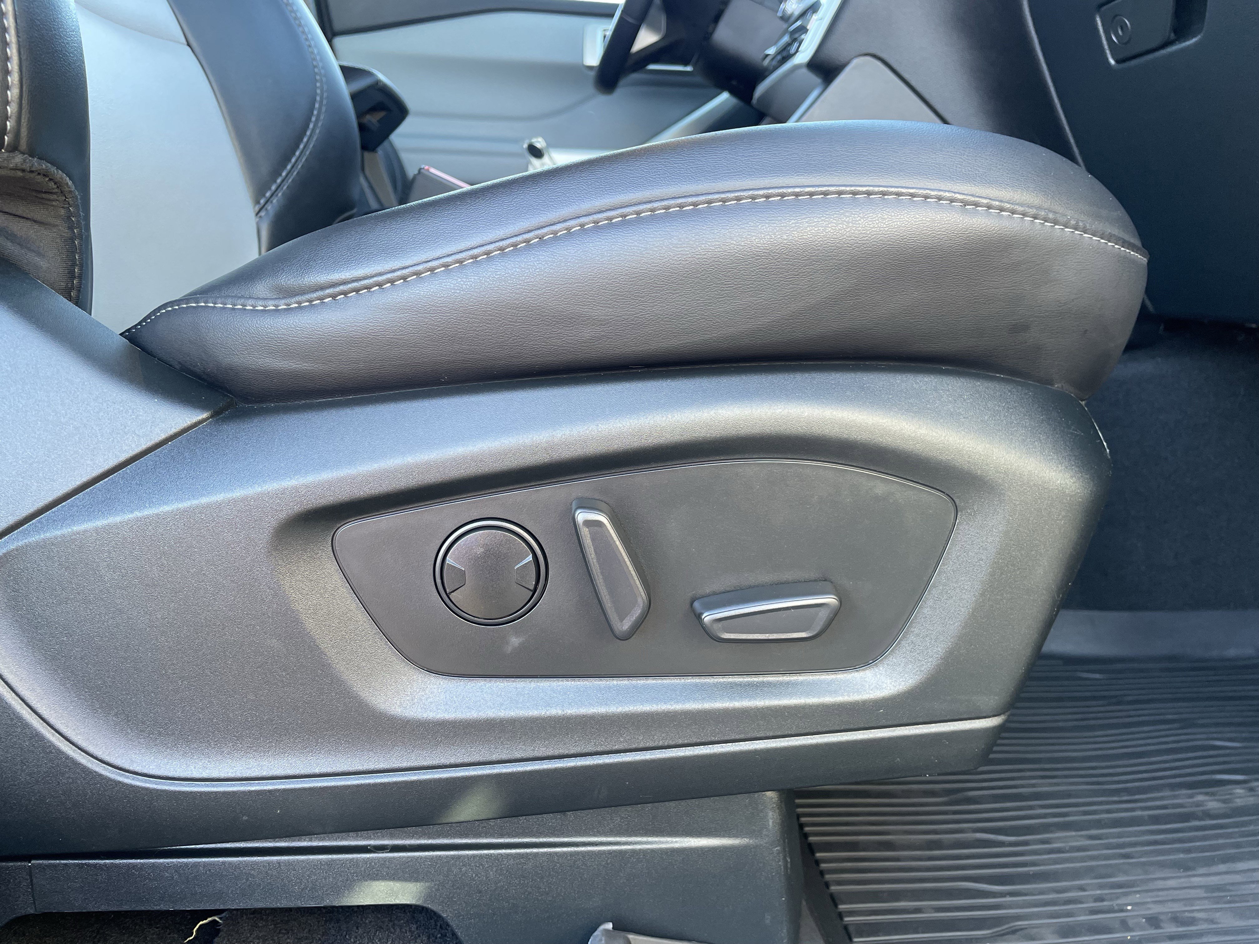 Used 2023 Ford Explorer XLT w/ Equipment Group 202A image 37