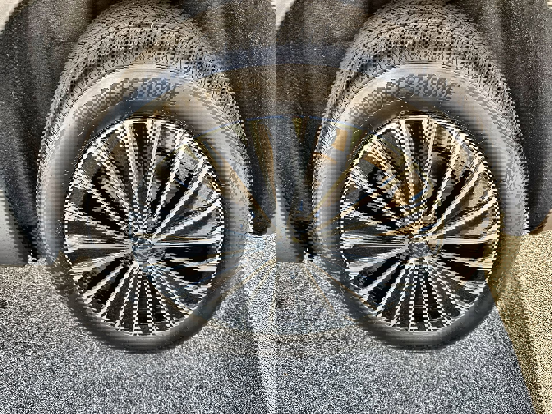 Certified 2025 Volkswagen Taos SE image 30