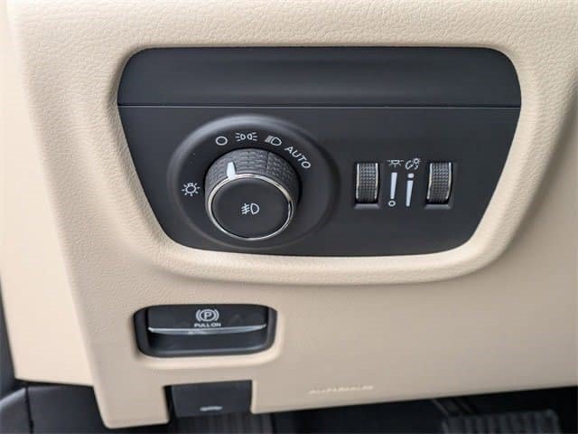 New 2026 Jeep Grand Cherokee Limited w/ Luxury Tech Group II AWD/4WD image 16
