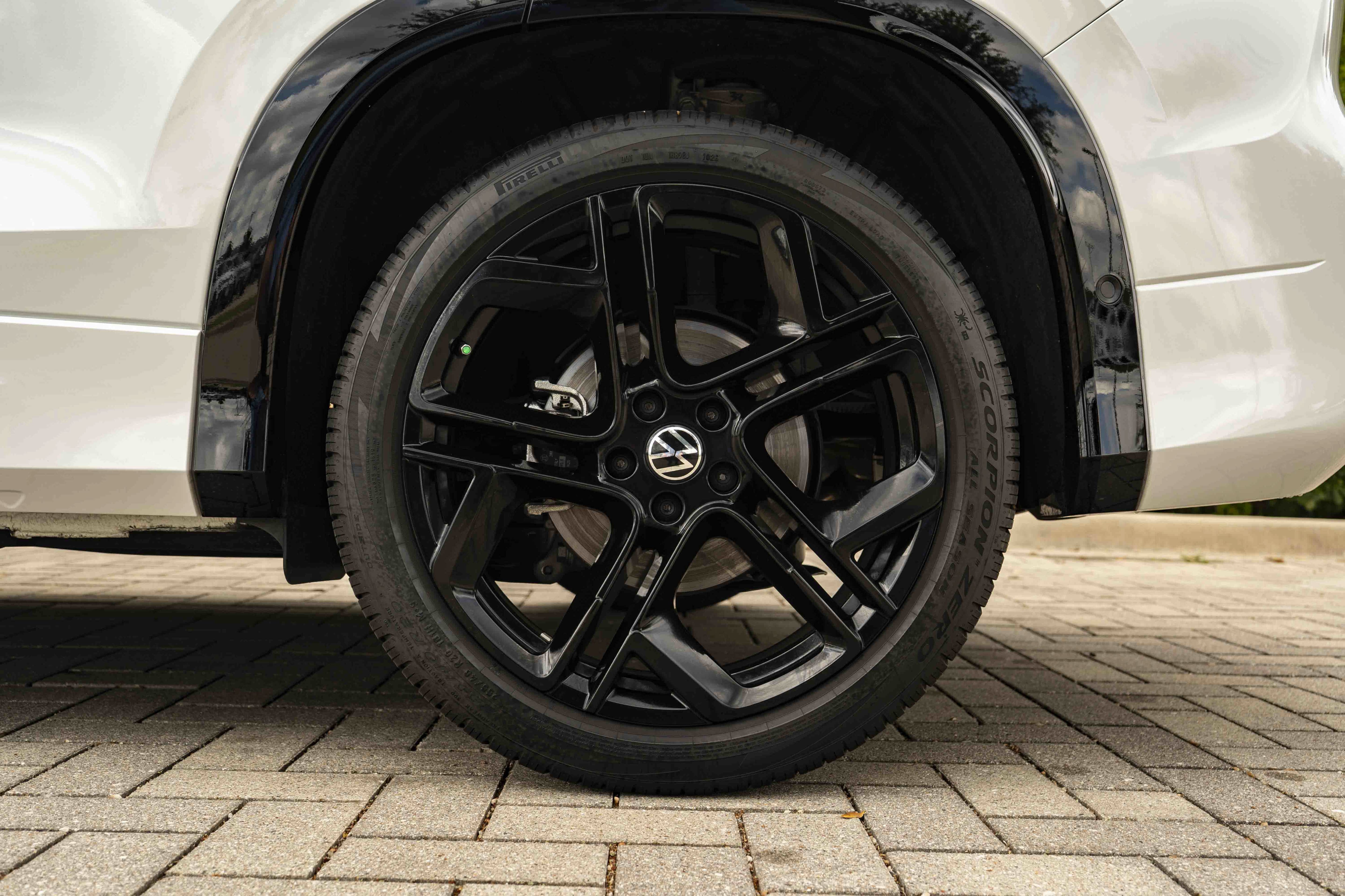 Certified 2026 Volkswagen Tiguan SE R-Line FWD image 14