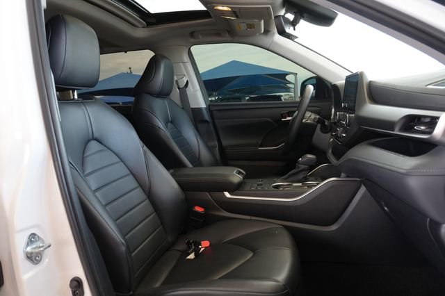 Used 2023 Toyota Highlander XLE image 16