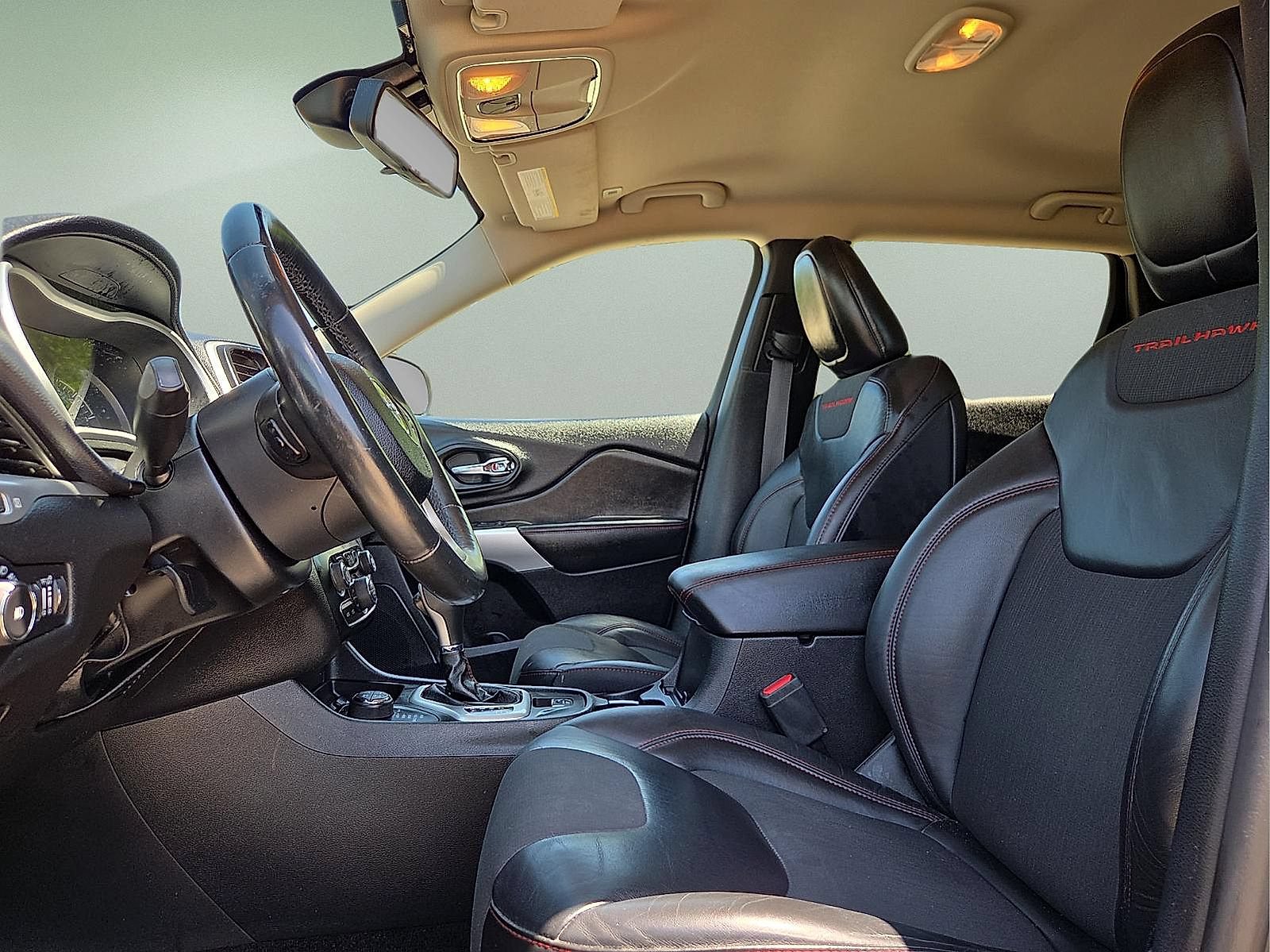 Used 2018 Jeep Cherokee Trailhawk AWD/4WD image 14