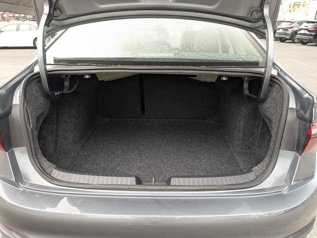 Used 2025 Volkswagen Jetta SE image 26