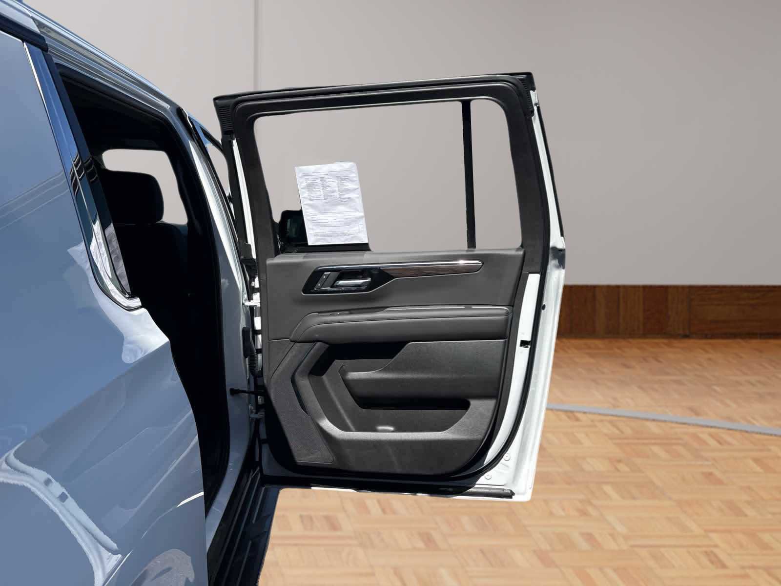 Used 2025 Chevrolet Suburban LS RWD image 15
