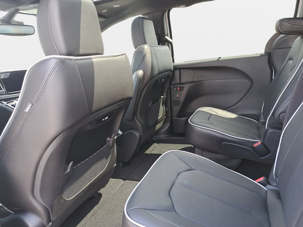 New 2027 Chrysler Pacifica Limited AWD/4WD image 16