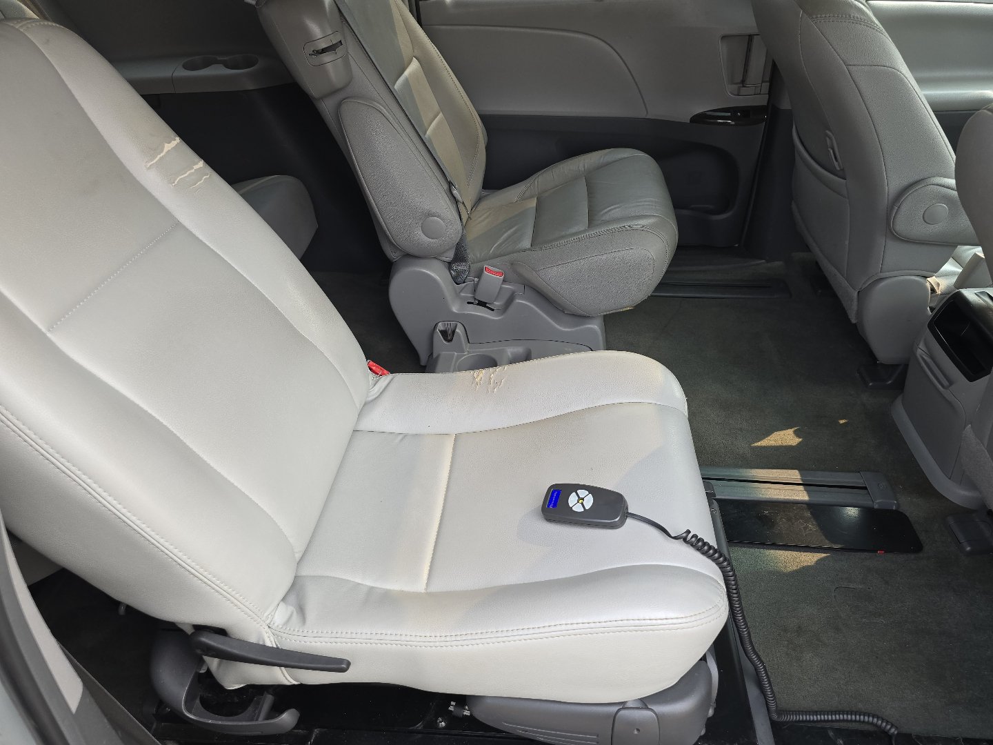 Used 2017 Toyota Sienna XLE FWD image 20